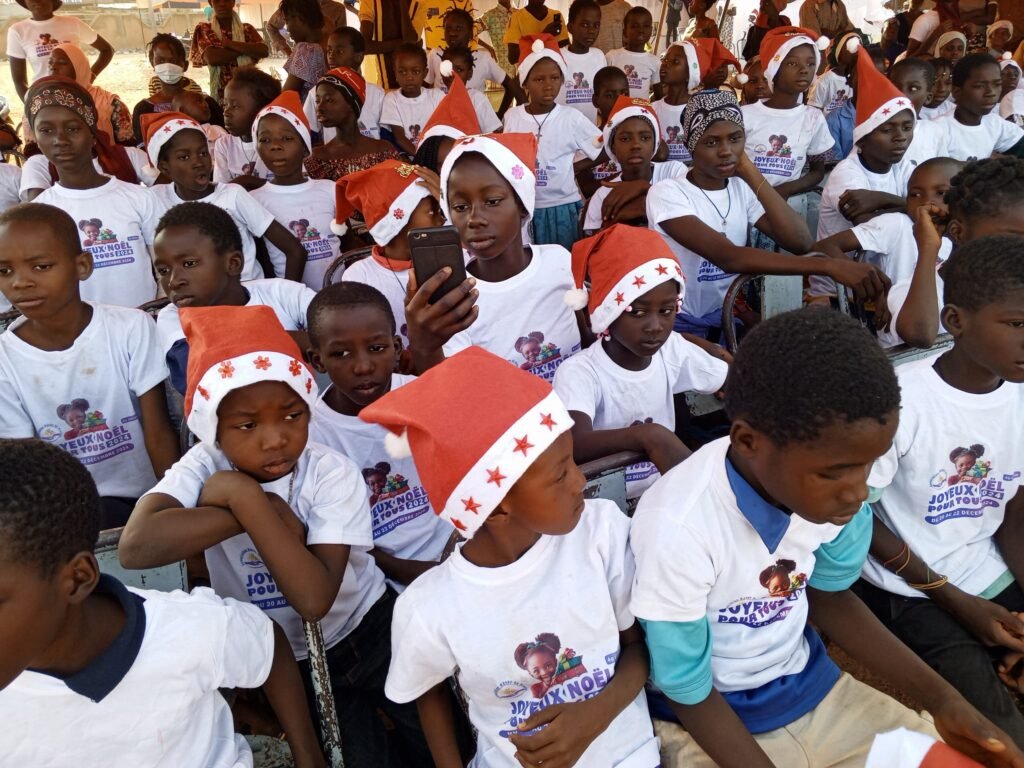 ‘’Joyeux Noel pour tous’’ : 200 enfants démunis et 8 veuves retrouvent le sourire   8