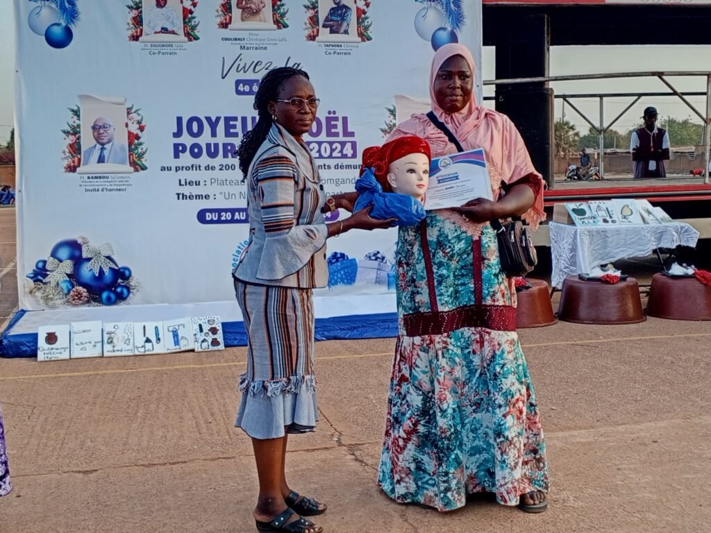 ‘’Joyeux Noel pour tous’’ : 200 enfants démunis et 8 veuves retrouvent le sourire   5