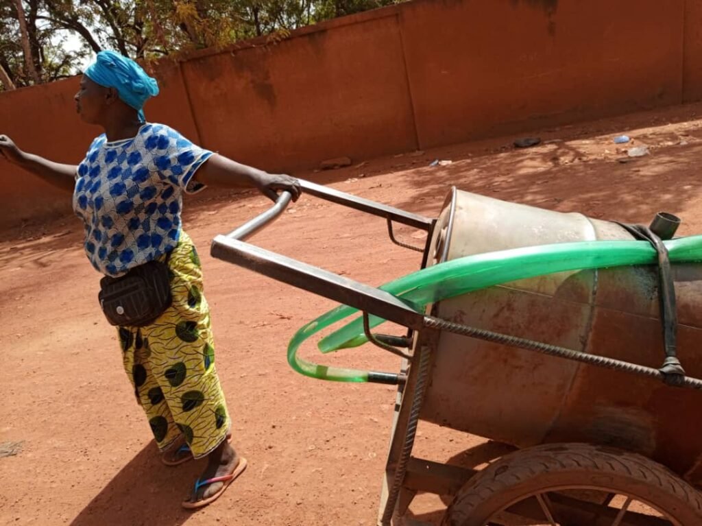 Ouagadougou : La résilience de certaines femmes dans la pousse et vente de barrique d’eau 3