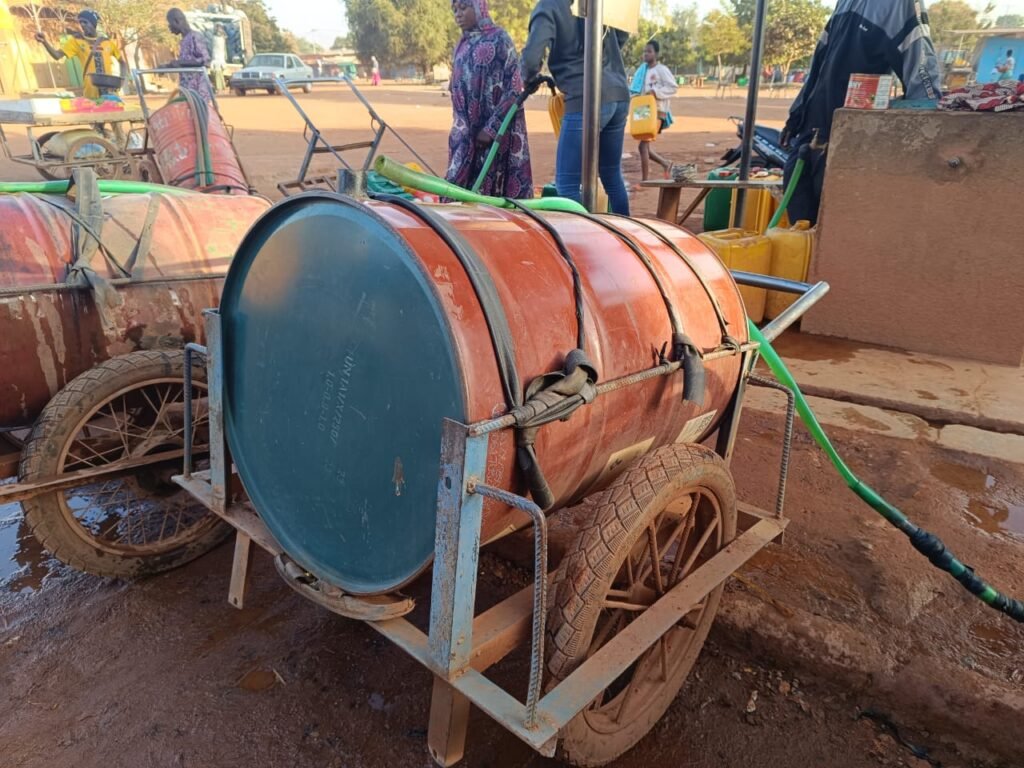 Ouagadougou : La résilience de certaines femmes dans la pousse et vente de barrique d’eau 4