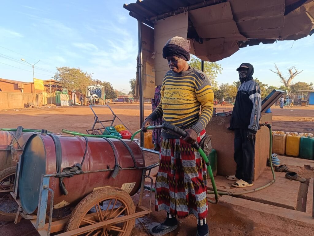 Ouagadougou : La résilience de certaines femmes dans la pousse et vente de barrique d’eau 2