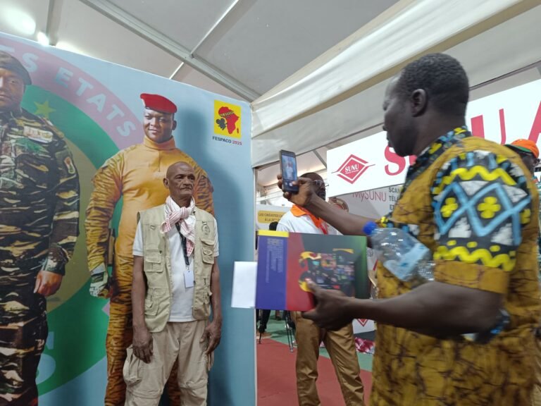 FESPACO 2025 : Le stand AES attire de visiteurs grâce au portrait des 3 chefs d'Etat 3